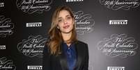 <p>Ana Beatriz Barros apostou em calça de couro azul-petróleo</p>  Foto: Getty Images 