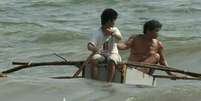 Pescadores estão utilizando geladeiras como barcos nas Filipinas  Foto: BBC News Brasil