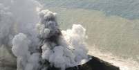Imagens aéreas desta quinta mostram fumaça, cinzas e pedras explodindo da cratera  Foto: AP