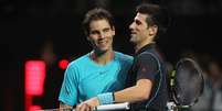 Nadal e Djokovic se cumprimentam ap&oacute;s amistoso  Foto: EFE