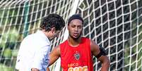 <p>Médico Rodrigo Lasmar conversa com Ronaldinho, na Cidade do Galo</p>  Foto: Bruno Cantini / Divulgação