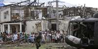 Manifestantes aguardam ajuda humanitária em cidade devastada pelo tufão  Foto: AP