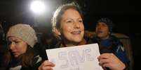 <p>A bióloga Ana Paula Maciel sorriu ao ser libertada de uma prisão em São Petersburgo, na Rússia</p>  Foto: AP