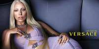 <p>Gaga exibe fios loiros, longos, lisos e repartidos ao meio, estilo que é marca registrada de Donatella Versace</p>  Foto: Facebook / Reprodução