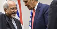 Aperto de mão entre Zarif (esq.) e Kerry foi destaque na imprensa iraniana  Foto: AFP