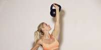 <p>Kettlebell é uma bola de ferro com haste que pesa entre 8 ou 12 kg </p>  Foto: Getty Images 