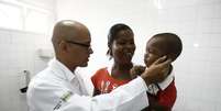 Gilmara dos Santos e seu filho dão boas vindas ao médico cubano Isoel Gomez Molina, na Unidade de Saúde da Família (USF) de Viveiros, em Feira de Santana (BA)   Foto: Luiz Tito/Ag. A Tarde / Futura Press