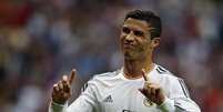 Jogador portugu&ecirc;s do Real Madrid Cristiano Ronaldo comemora gol marcado contra o M&aacute;laga em partido pelo Campeonato Espanhol, no est&aacute;dio Santiago Bernab&eacute;u, em Madri. Cristiano Ronaldo est&aacute; fora da partida de quarta-feira do Real Madrid contra o Galatasaray pela Liga dos Campe&otilde;es com uma les&atilde;o muscular na coxa, afirmou o t&eacute;cnico Carlo Ancelotti nesta ter&ccedil;a-feira. 19/10/2013.  Foto: Javier Barbancho / Reuters