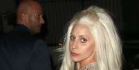 Cada vez mais orgulhosa da boa forma que alcan&ccedil;ou, a cantora Lady Gaga caprichou na extravag&acirc;ncia ao deixar o luxuoso Hotel Chateau Marmont, em Los Angeles, Calif&oacute;rnia, na noite de segunda-feira (25). Na dire&ccedil;&atilde;o ao Aeroporto Internacional de Los Angeles, Gaga usou uma &uacute;nica pe&ccedil;a cor de pele absolutamente transparente respons&aacute;vel por deixar &agrave; mostra sua calcinha - e, claro, enaltecer o bumbum que tanto tem exibido nos &uacute;ltimos meses, desde sua participa&ccedil;&atilde;o de biqu&iacute;ni no VMA 2013. A cantora de 27 anos tamb&eacute;m dispensou o suti&atilde;  Foto: The Grosby Group