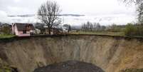 Imagem do dia 21 de novembro mostra o enorme buraco no vilarejo de Sanica  Foto: AP