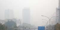 Engarrafamento e ar tomado por poluição, em imagem de 28 de outubro de 2013, em Pequim  Foto: AFP