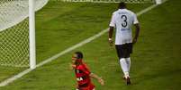Elias corre para o abra&ccedil;o ap&oacute;s marcar o segundo gol do Flamengo na partida  Foto: Daniel Ramalho / Terra