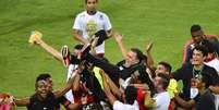 Diretor de Futebol do Flamengo, Paulo Pelaipe recebe o carinho dos atletas ap&oacute;s conquista nacional  Foto: Daniel Ramalho / Terra