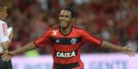 <p>Elias fez o primeiro gol e comandou vit&oacute;ria do Flamengo por 2 a 0 contra o Atl&eacute;tico-PR</p>  Foto: Mauro Pimentel / Terra