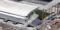 <p>Arena Corinthians teve parte da cobertura e do telão destruídos</p>  Foto: Paulo Whitaker / Reuters