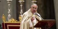 Papa Francisco fala durante ritual de aceitação na Basílica de São Pedro, no Vaticano. O papa Francisco criticou a "cultura do descartável" que deixa milhões de jovens do mundo sem trabalho, especialmente nos países europeus, em uma entrevista divulgada na quarta-feira na Argentina. 23/11/2013.  Foto: Giampiero Sposito / Reuters