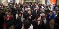 Multidão entra em loja logo após a abertura das portas em Nova York  Foto: AP