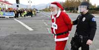 Homem vestido de Papai-Noel é preso durante protestos de funcionários do Wal-Mart  Foto: AP