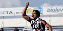 Éverton Santos comemora gol em jogo que garantiu o acesso ao Figueirense  Foto: Luís Moura / Gazeta Press