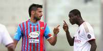 <p>Spolli e Balotelli bateram boca ap&oacute;s suposta ofensa racista do jogador do Catania</p>  Foto: Getty Images 