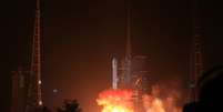 China lança sonda em direção à Lua  Foto: AP