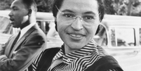 Rosa Parks, com Martin Luther King em segundo plano, em Montgomery, Alabama, em 1955  Foto: Wikimedia