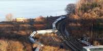 O trem descarrilou em Nova York na manhã deste domingo  Foto: AP