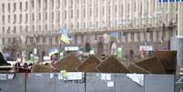 Manifestantes montaram barricada na principal avenida de Kiev  Foto: Reuters