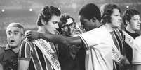 <b>1971</b><br> Em jogo das faixas entre S&atilde;o Paulo, campe&atilde;o paulista, e Fluminense, campe&atilde;o carioca, Pedro Rocha recebe a homenagem pelo t&iacute;tulo estadual  Foto: Gazeta Press