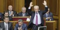 O premiê Azarov acena para parlamentares durante a sessão desta terça-feira  Foto: AP