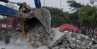 <p>Bombeiros retiram o entulho resultante do desabamento de um pr&eacute;dio em constru&ccedil;&atilde;o em Guarulhos</p>  Foto: Bruno Santos / Terra