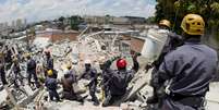 <p>Bombeiros continuam o trabalho de busca pelo&nbsp;oper&aacute;rio desaparecido no desabamento em Guarulhos</p>  Foto: Bruno Santos / Terra