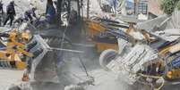 <p>Entulhos s&atilde;o removidos do local onde ficava a obra, em Guarulhos</p>  Foto: Bruno Santos / Terra