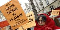 Manifestantes se mobilizam a favor da proibição da prostitução em frente à Assembleia Nacional da França, em Paris  Foto: AP