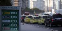<p>Cada motorista comprou até 20 litros de gasolina a R$ 1,53 o litro</p>  Foto: Ricardo Moraes / Reuters