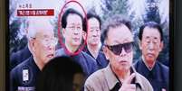 Televisão mostra reportagem sobre Jang Song Thaek, tio do líder da Coreia do Norte, Kim Jong Un, em uma estação de trem, em Seul. O tio do líder norte-coreano Kim Jong Un está vivo e aparentemente seguro, disse o ministro de Unificação da Coreia do Sul nesta quarta-feira, uma dia após o serviço de inteligência sul-coreano informar que ele havia sido destituído de dois cargos no poder. 3/12/2013.  Foto: Kim Hong-Ji / Reuters