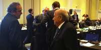 Platini e Blatter conversam na Costa do Sauípe durante sorteio dos grupos para a Copa do Mundo de 2014  Foto: Getty Images 