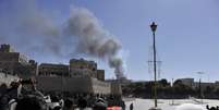 Coluna de fumaça se ergue após explosão no Ministério da Defesa em Sanaa  Foto: AP