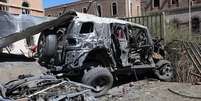 Veículos danificados pelo atentado no Ministério da Defesa, no Iêmen  Foto: AP