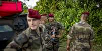 Soldados franceses em base militar em Camarões na quarta-feira  Foto: AFP