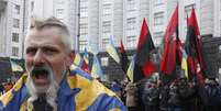 Pessoas se reúnem na sede do governo, em Kiev, em mais um dia de protesto  Foto: Reuters