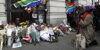 <p>Sede da missão diplomática sul-africana em Londres recebeu homenagens a Mandela</p>  Foto: AP