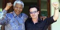 Bono com Nelson Mandela  Foto: AP