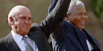 <p>Nelson Mandela é visto ao lado de Frederik de Klerk em maio de 1994</p>  Foto: JUDA NGWENYA / Reuters