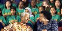 Mandela e Winnie Madikizela-Mandela, ap&oacute;s a sa&iacute;da do l&iacute;der da pris&atilde;o, na Cidade do Cabo  Foto: AP