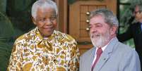 O ex-presidente sul-africano Nelson Mandela (à esquerda) e o então presidente Luiz Inácio Lula da Silva se encontram em Maputo, Moçambique, em outubro de 2008. 16/10/2008  Foto: Grant Neuenburg / Reuters