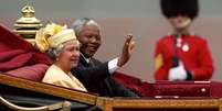 Mandela e Elizabeth em Londres em imagem de julho de 1996  Foto: AP