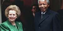 Após recusar inicialmente o encontro, Mandela pousou com Thatcher, sua detratora, em Londres, em 1990  Foto: AFP