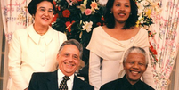 FHC postou foto em seu Facebook em que aparece com sua mulher, Ruth Cardozo, com Mandela e com a mulher do líder sul-africano, Graça Machel   Foto: Facebook / Reprodução