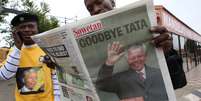 Homem lê em Soweto o jornal Sowetan que traz a manchete "Adeus, Tata" - maneira carinhoso com a qual os sul-africanos se referiam ao "pai da nação"  Foto: AFP
